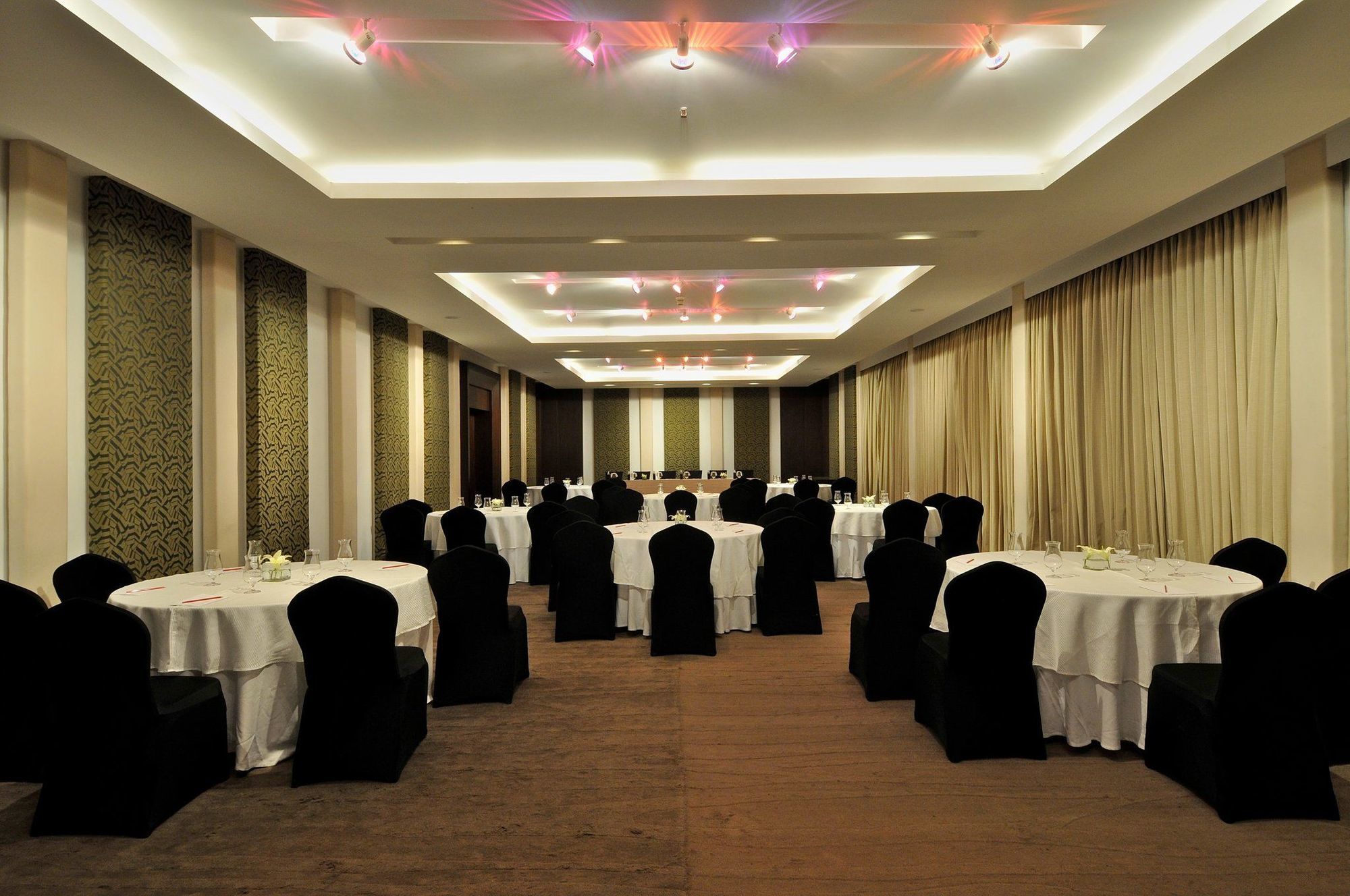 Vivanta Bengaluru Residency Road Ресторан фото